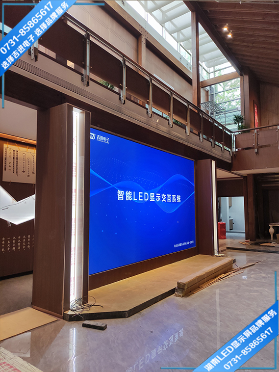 長(zhǎng)沙岳麓區(qū)桐梓坡路萬(wàn)象城商場(chǎng)服裝店LED顯示屏.jpg 長(zhǎng)沙岳麓區(qū)桐梓坡路萬(wàn)象城商場(chǎng)服裝店LED顯示屏.jpg